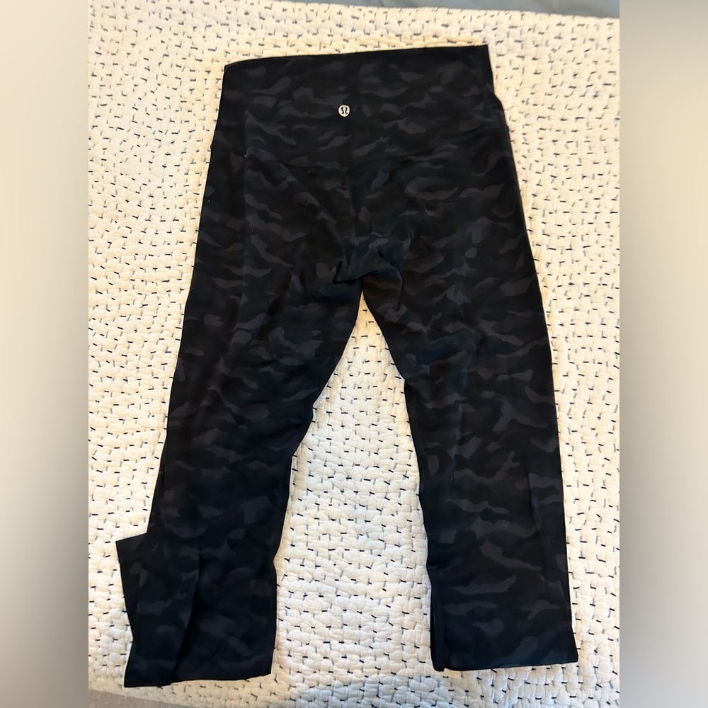 Lululemon Aligns 25” black camo worn 2x. Sz 6